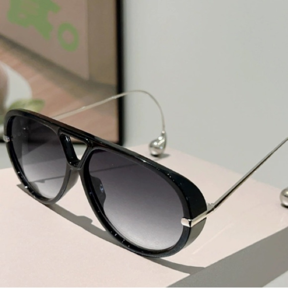 Men's Black Aviator Sunglasses with Silver Temples